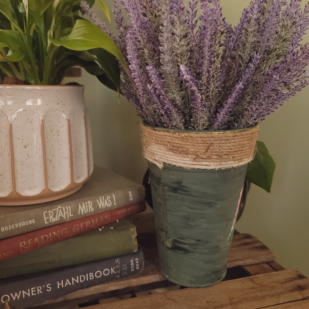 Handpainted Spring Tin - Picture 3 of 4